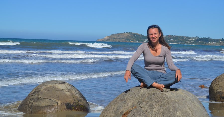 Op de Moeraki Boulders aan de Oostkust van het Zuidereiland